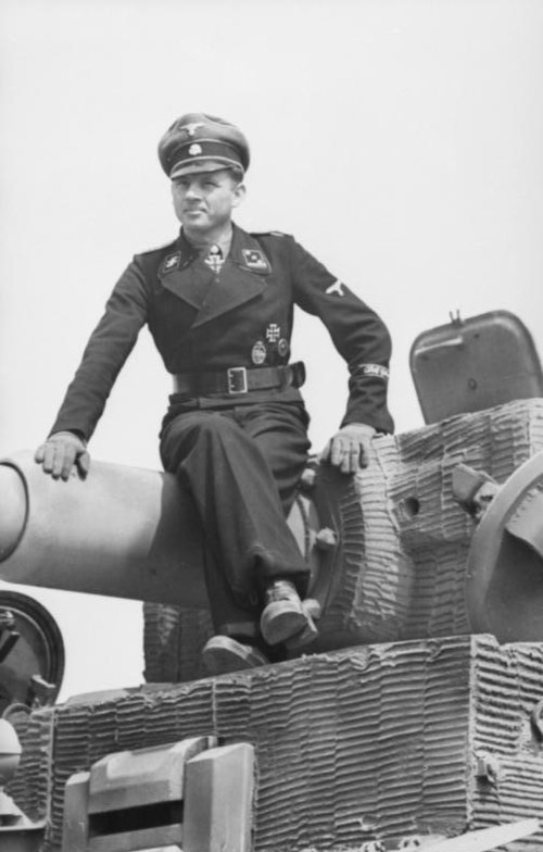 500px-Bundesarchiv_Bild_101I-299-1802-08,_Nordfrankreich,_Michael_Wittmann_auf_Panzer_VI_(Tiger_I)-1757895581.jpg