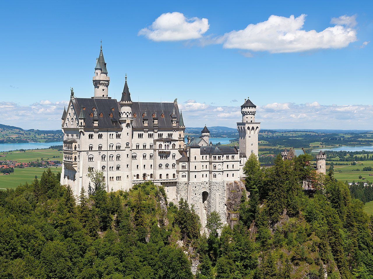 1280px-Schloss_Neuschwanstein_2013.jpg